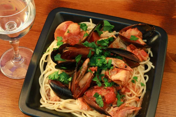 Hidangan Dengan Spaghetti Dengan Makanan Laut — Stok Foto