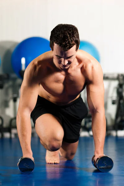 Hombre Haciendo Flexiones Gimnasio —  Fotos de Stock