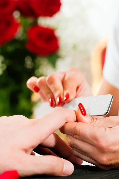 Man Nagelstudio Gets Manicures — Stok fotoğraf