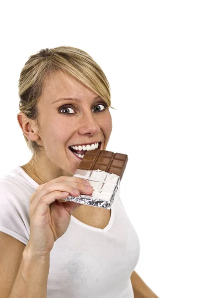 チョコレートを持つ若い女性 — ストック写真
