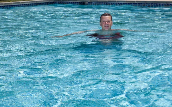 Baby Boomer Samiec Pływające Podwórku Basen Gorący Letni Dzień — Zdjęcie stockowe