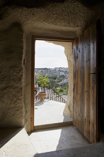 고레메 언덕과 카포도키아 터키의 전망을 감상할 동굴의 출입구를 개방해 보세요 — 스톡 사진