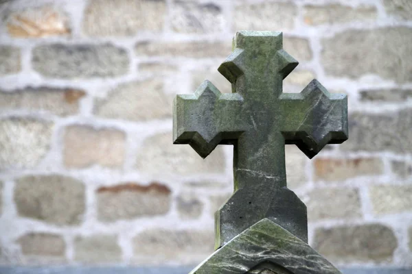 Alter Grabstein Mit Kreuz Auf Einer Steinmauer — Stockfoto