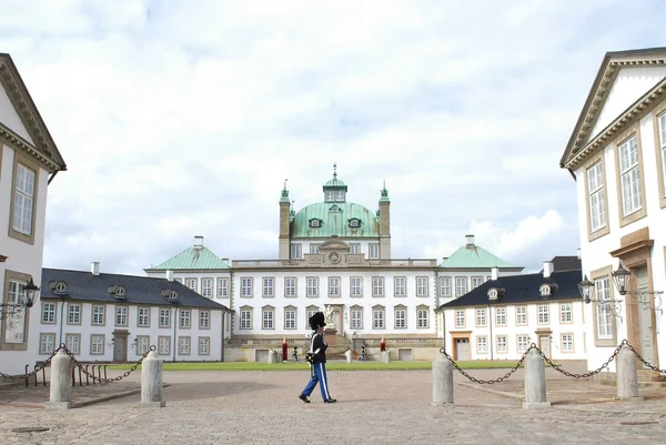 弗林登堡皇家宫殿前的卫兵 丹麦王室的卫兵也被称为Kongelige Livgarde — 图库照片
