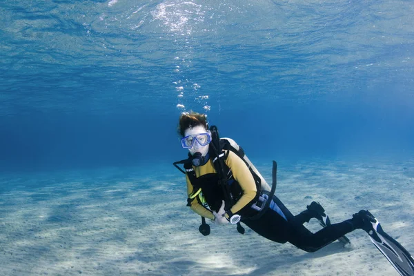 Mergulhador Feminino Sobre Areia Branca Água Azul Clara — Fotografia de Stock
