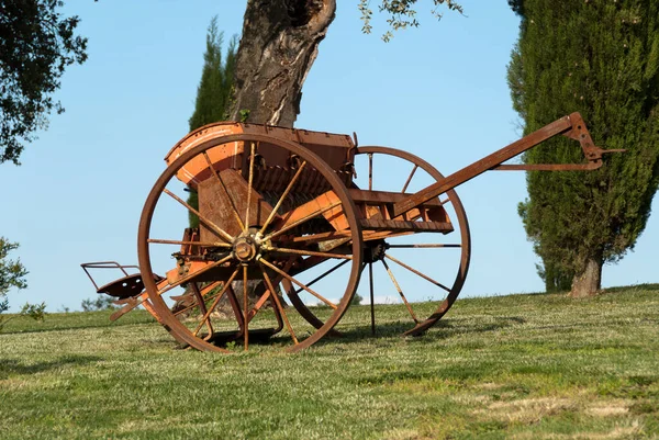 Παλιό Άροτρο Ένα Χωράφι Εμφανίζεται Στην Τοσκάνη — Φωτογραφία Αρχείου