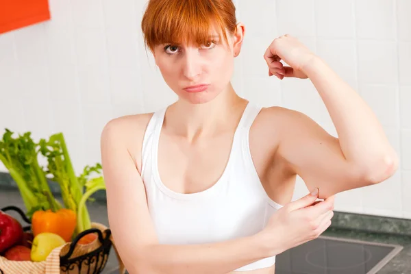 Frau Überprüft Ihren Trizeps — Stockfoto