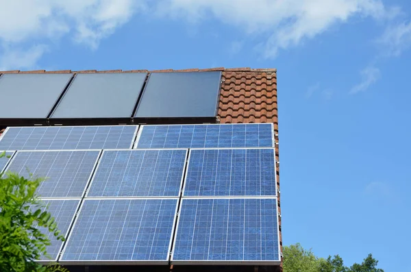 Techo Solar Una Casa —  Fotos de Stock