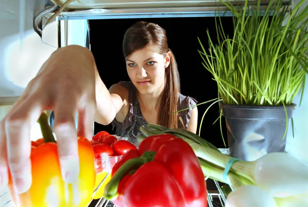 Женщина Перед Холодильником — стоковое фото
