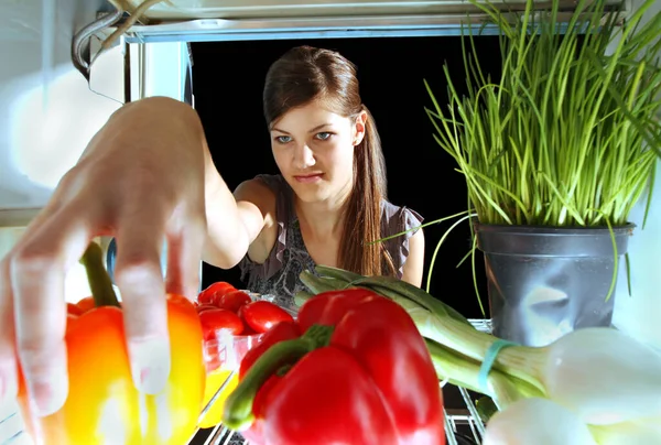 Femme Devant Réfrigérateur — Photo