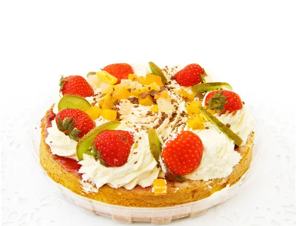 Verse Aardbeien Tropische Fruitcake Geïsoleerd Witte Achtergrond — Stockfoto