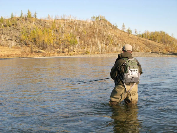 Nehirde Elinde Olta Olan Bir Balıkçı — Stok fotoğraf