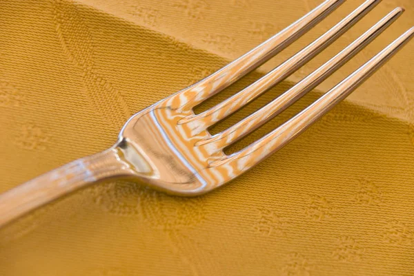 用黄色桌布叉在餐馆桌子上的叉子 — 图库照片