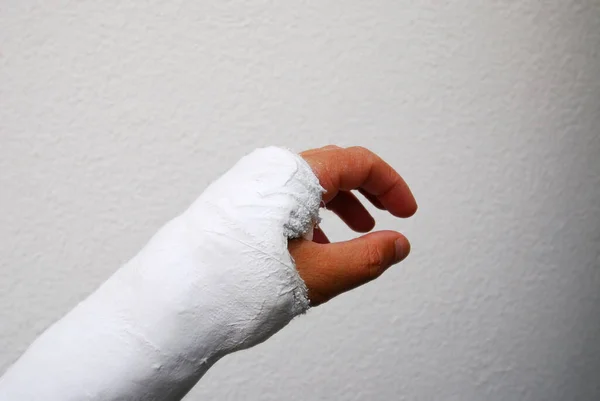 Handen Håller Ett Bandage Ett Snötäckt Med Ett Vitt Plåster — Stockfoto