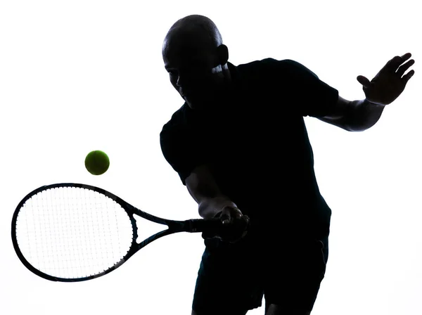 非洲裔美国人在因白人背景而与世隔绝的工作室里直接打网球 — 图库照片