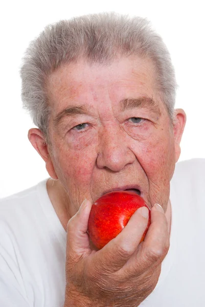 Senior Beißt Einen Apfel — Stockfoto