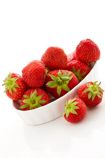 Foto Von Leckeren Erdbeeren Auf Weißem Isolierten Hintergrund — Stockfoto