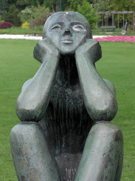 公园里一个年轻女子的雕塑 — 图库照片