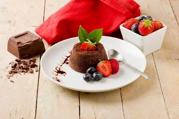 Foto Delicioso Postre Chocolate Con Bayas Mesa Madera — Foto de Stock