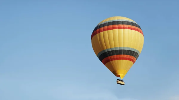 Schot Van Onderen Gele Heteluchtballon Met Gekleurde Banden Horizontaal Kopieer — Stockfoto
