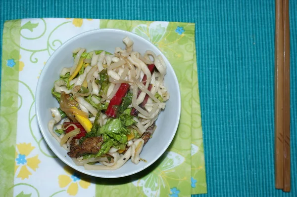 닭고기와 야채와 샐러드 — 스톡 사진