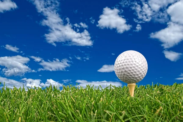 Pelota Golf Cerca Desde Nivel Del Suelo Con Hierba Cielo —  Fotos de Stock