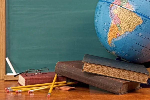 Libros Vieja Escuela Escritorio Con Globo Frente Una Pizarra Verde — Foto de Stock