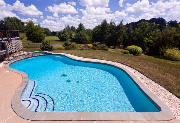 Dramático Patio Trasero Piscina Jardín Detrás Moderna Casa Unifamiliar — Foto de Stock