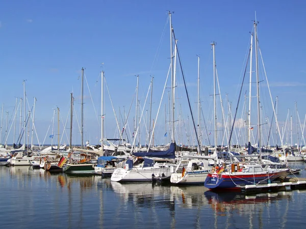 Marina Specjalnie Zaprojektowany Port Cumowania Dla Łodzi Rekreacyjnych Małych Łodzi — Zdjęcie stockowe