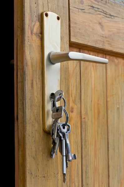 Drewniane Drzwi Klamką Kluczem — Zdjęcie stockowe