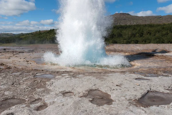 アイスランドで間欠泉が噴出しました — ストック写真