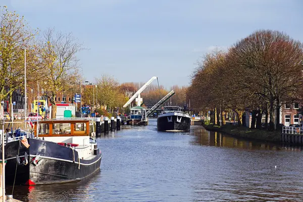 Canal Con Barcos Puente Elevador Los Países Bajos Día Soleado —  Fotos de Stock