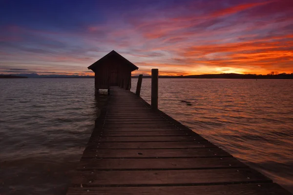湖の上の木製の桟橋 — ストック写真