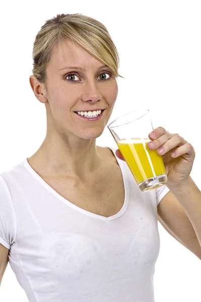 Νεαρή Γυναίκα Που Πίνει Χυμό Πορτοκάλι — Φωτογραφία Αρχείου