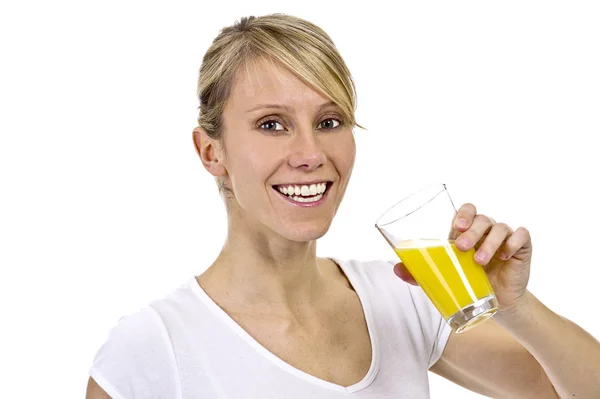 Młoda Kobieta Pije Sok Pomarańczowy — Zdjęcie stockowe