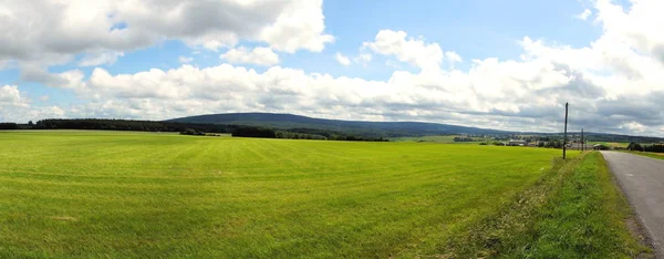 Grönt Fält Och Blå Himmel Med Moln — Stockfoto