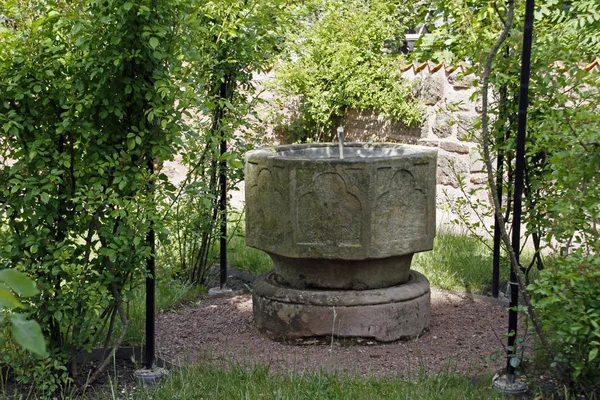 Kleiner Brunnen Auf Der Wartburg — Stockfoto