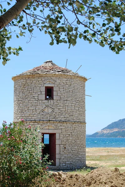 Malerischer Blick Auf Die Landschaft Mit Windmühlenbau — Stockfoto