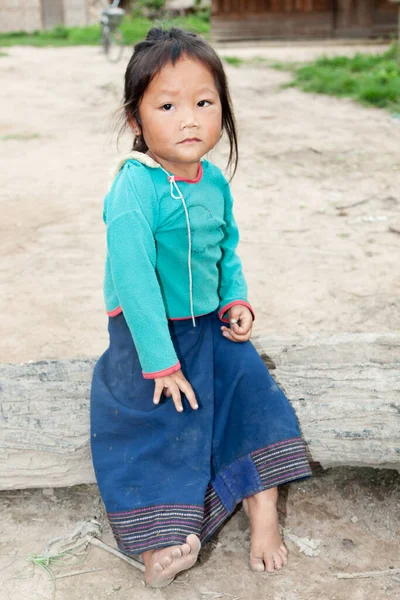 Retrato Menina Asiática Criança Com Roupas Velhas Rosto Sujo — Fotografia de Stock