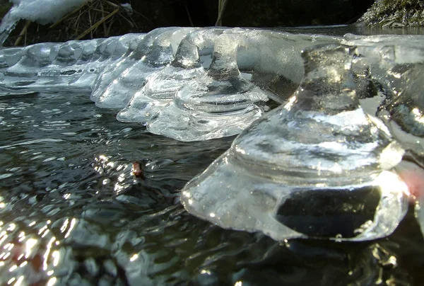 Soğuk Kış Günlerinde Buz Saçakları — Stok fotoğraf
