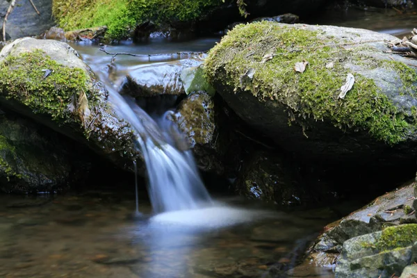 Bella Cascata Sullo Sfondo Della Natura — Foto Stock