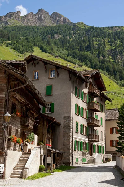 Svájci Házak Hegyi Panoráma Előtt — Stock Fotó