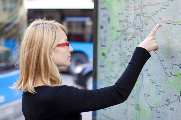 Woman Orientating Herself Public Transport Map — Stock Photo, Image