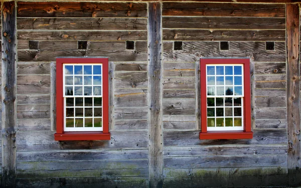 Два Старых Красно Белых Окна Старинной Деревянной Стене Отражающих Голубое — стоковое фото