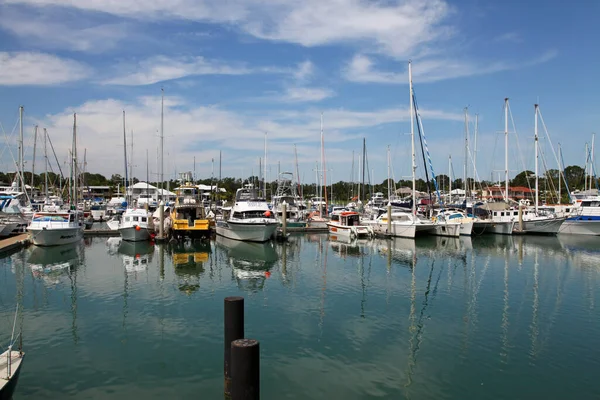 Jachthaven Een Speciaal Ontworpen Haven Met Ligplaatsen Voor Pleziervaartuigen Kleine — Stockfoto