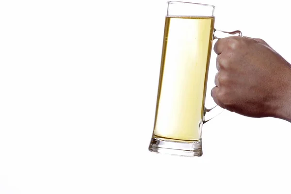 Пиво Руке Изолировано Белом — стоковое фото