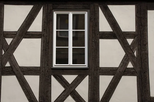 Okna Ramy Drewniane Tudor Styl Dom Bar Elewacja — Zdjęcie stockowe
