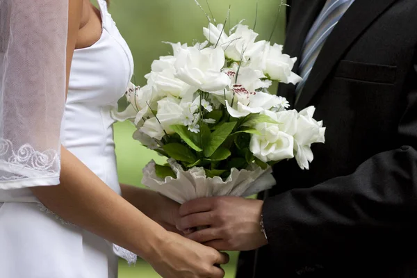 Noiva Segurando Buquê Casamento — Fotografia de Stock