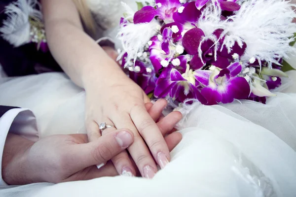 Düğün Çiçeğindeki Eller Yüzükler — Stok fotoğraf