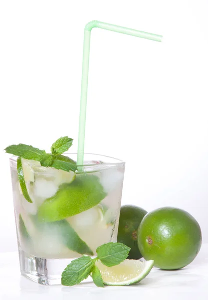 Erfrischungscocktail Mit Limette Und Minze — Stockfoto